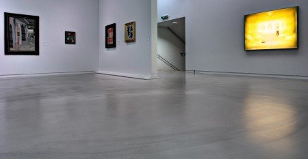 Cementgebonden gietvloer bij een tentoonstelling