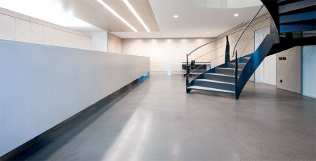 Betonvloer in een bedrijf